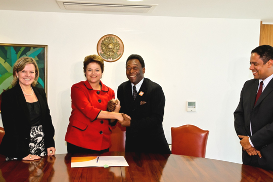 Dilma-nomeia-Pele-embaixado