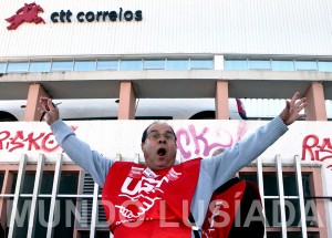 Um sindicalista da UGT, à porta dos Correios, Lisboa. JOAO RELVAS / LUSA