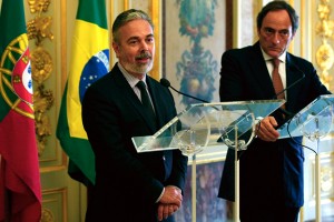 O ministro português dos Negócios Estrangeiros Paulo Portas, e seu homólogo brasileiro, Antonio Patriota, durante a conferência de imprensa em Lisboa, 11 de abril. MANUEL DE ALMEIDA / LUSA