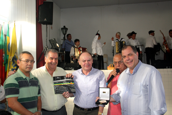 O presidente da Câmara Municipal de Santos, Sadao Nakai, entregou livros para que o Rancho Folclórico Verde Gaio, que realiza entre os dias 20 de julho e 20 de agosto sua terceira digressão a Portugal, presenteie as autoridades portuguesas.