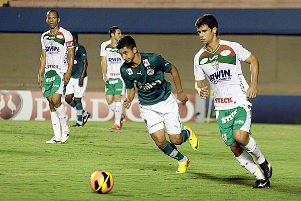 Lance do jogo entre Goiás e Portuguesa realizado no estádio Serra Dourada, em Goiânia, quando a equipe paulista perdeu de virada pelo placar de 2x1. Foto: Divulgação/Goiás.