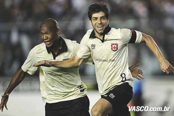 Em falta sofrida por Juninho, Rafael Vaz ampliou o placar para o Gigante. Um golaço. Foto: Marcelo Sadio/Vasco.com.br