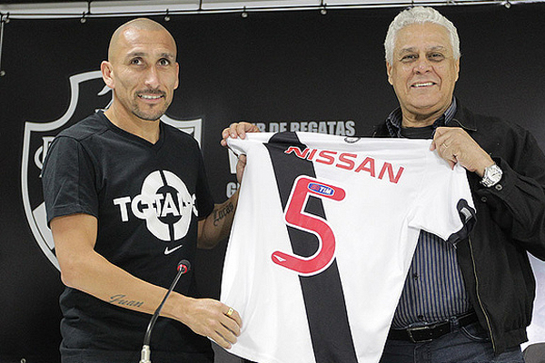 Apresentado pelo presidente Roberto Dinamite, o volante argentino Guiñazu exibiu a camisa 5 do seu novo clube. Foto: Marcelo Sadio/Vasco.com.br