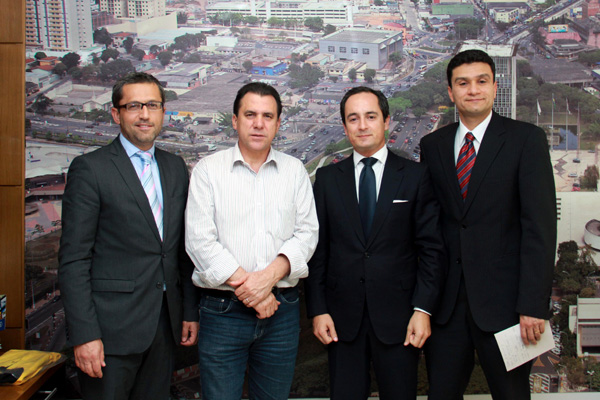 Carlos Moura, diretor da AICEP, prefeito Luiz Marinho, cônsul de Portugal, Paulo Lourenço, e secretário de Relações Internacionais da cidade, Tunico Vieira. Foto: Nilson Sandre