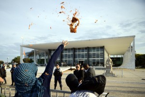 Manifestantes protestam em frente ao Supremo Tribunal Federal (STF) contra os embargos infringentes no processo do mensalão. Após jogarem pizza contra a prédio do STF, os manifestantates tentaram invadir o Palácio do Planalto e foram contidos pela Polícia Militar. Foto: Fabio Rodrigues Pozzebom/ABr