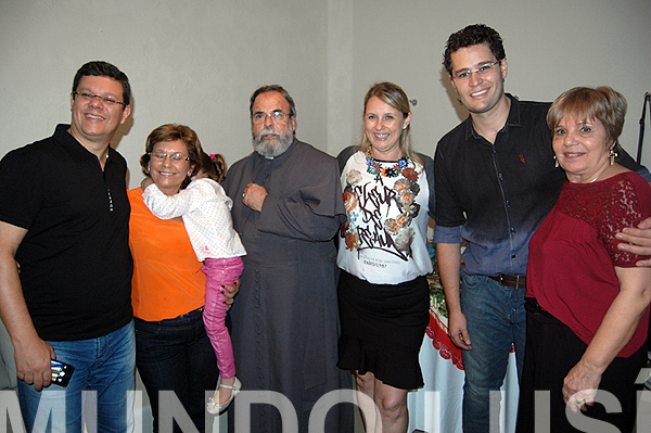 O presidente Paulo Freitas, Aurora Freitas, Pe. Antônio Maria, Iara Freitas, Pedro Leonardo e a fadista Gloria de Lourdes.