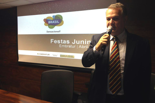 O diretor de Marketing da Embratur, Walter Vasconcelos Jr., apresenta plano promocional das Festas Juninas.
