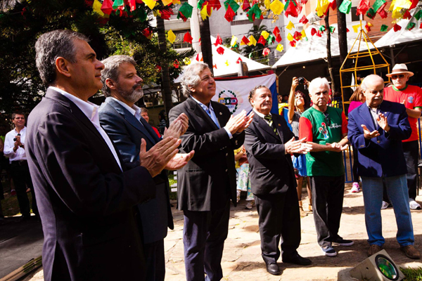 Festa Portuguesa 2014, em mais um sucesso de público: Fernando Dias, Presidente da Câmara Portuguesa de Comércio no Brasil - Minas Gerais; André de Mello Bandeira- Cônsul de Portugal em Belo Horizonte, Raul Araújo Penna, Presidente da Federação das Câmaras Portuguesas no Brasil, António Andrade Mendes, Presidente do Centro da Comunidade Luso-Brasileira, Jefferson Rios, Presidente da AMALOU e Geraldo Angelino, Presidente do Elos Clube.