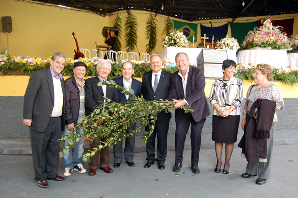 Esteve em visita oficial ao Brasil o secretário Regional dos Assuntos Sociais da Região Autônoma da Madeira, Dr. Francisco Jardim Ramos. Na foto o madeirense aparece junto com representantes da comunidade radicada em São Paulo. Foto Mundo Lusíada