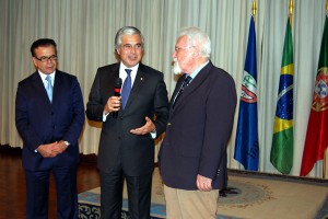 Antonio de Almeida e Silva, o ministro da Defesa Aguiar-Branco, e o presidente de casa Antonio dos Ramos. Foto Mundo Lusíada