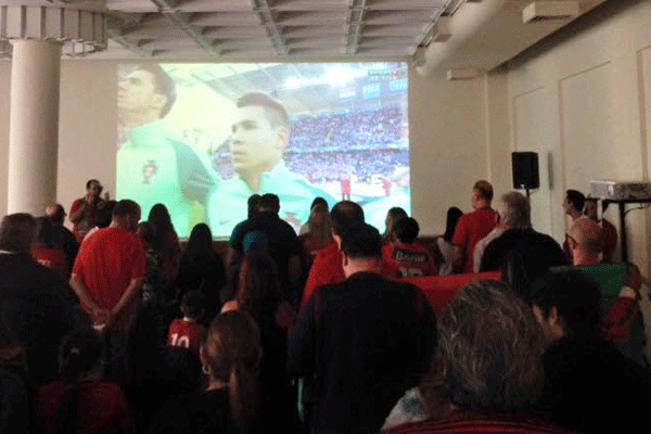 A comunidade portuguesa reunida na Casa de Portugal São Paulo para assistir a partida.
