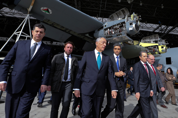 O Presidente da República, Marcelo Rebelo de Sousa (C), acompanhado pelo ministro da Economia, Pedro Caldeira Cabral (E), conversa com presidente do Conselho de Administração da OGMA, Rodrigo Rosa (C-D), durante a visita às Oficinas Gerais de Material Aeronáutico (OGMA),em Alverca, 15 de fevereiro de 2017. MANUEL DE ALMEIDA /LUSA