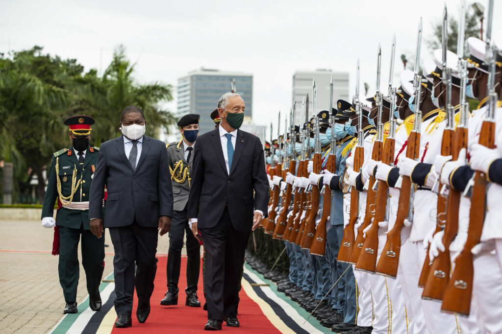 Presidente da República, Marcelo Rebelo de Sousa (D), acompanhado pelo Presidente de Moçambique, Filipe Nyusi (2-E), passa revista às tropas em parada durante a cerimónia de boas-vindas, na Presidência da República, em Maputo, em Moçambique, 17 de março de 2022. O Presidente da República Portuguesa inicia hoje sua terceira visita oficial a Moçambique, país a que chama a sua "segunda pátria" e com o qual tem uma história de mais de meio século. JOSÉ COELHO/LUSA