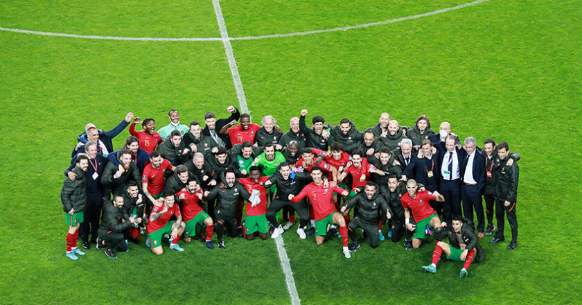 A seleção de Portugal comemora depois de vencer a partida de futebol do play-off da Copa do Mundo da FIFA Qatar 2022 contra a Macedônia do Norte, realizada no estádio do Dragão, Porto, Portugal, 29 de março. ESTELA SILVA/LUSA