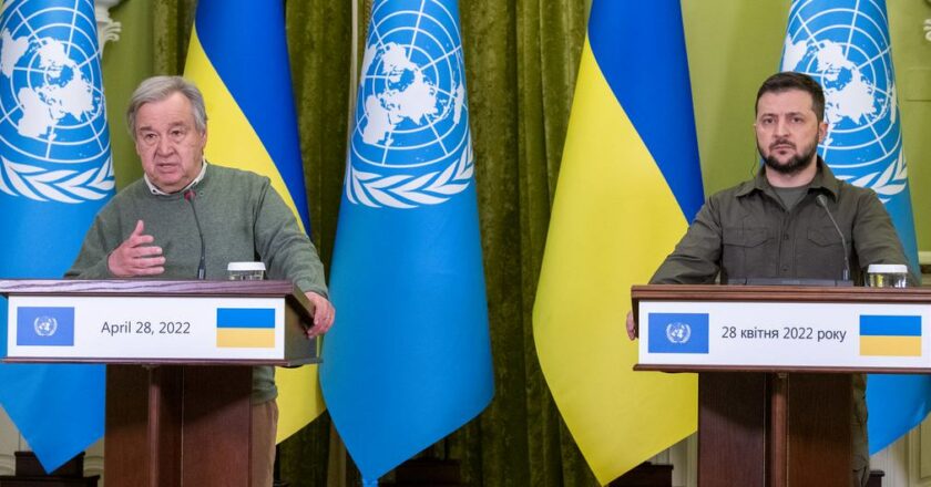 UN Photo/Eskinder Debebe Secretário-geral da ONU, António Guterres fala à mídia ao lado do presidente Volodymyr Zelenskyy da Ucrânia.