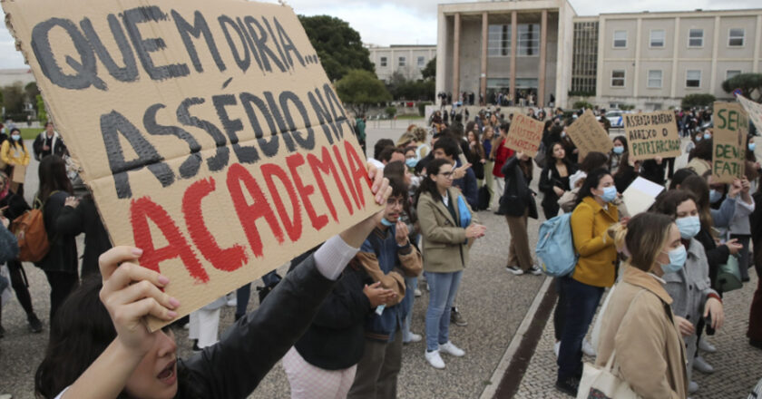 Manifestação à frente da Reitoria da Universidade de Lisboa. Foto Manuel Almeida/Lusa