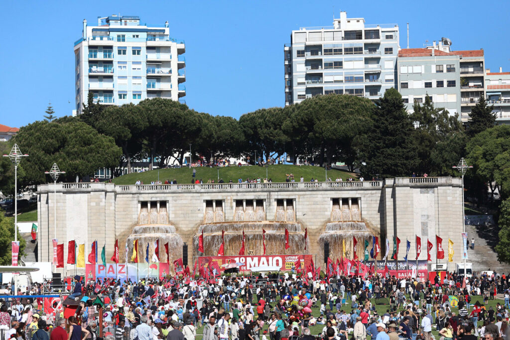 Manifestantes protestam durante um desfile de comemoração do 1º de maio, Dia do Trabalhador, iniciativa organizada pela CGTP-IN entre o Martim Moniz e a Alameda, em Lisboa, 01 de maio de 2022. ANTÓNIO PEDRO SANTOS/LUSA